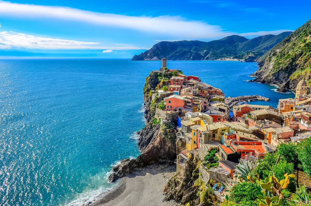 L'Italia è un tesoro del Mediterraneo, con la sua bellissima costa, la sua rinomata cucina e la sua affascinante storia.
