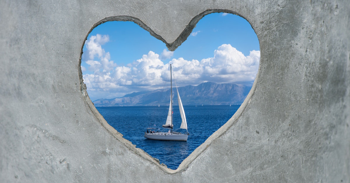 Andare in barca a vela in Grecia è semplicemente straordinario e offre un'infinità di esperienze meravigliose, anche per i velisti principianti. Provate uno dei nostri tre itinerari di navigazione consigliati.