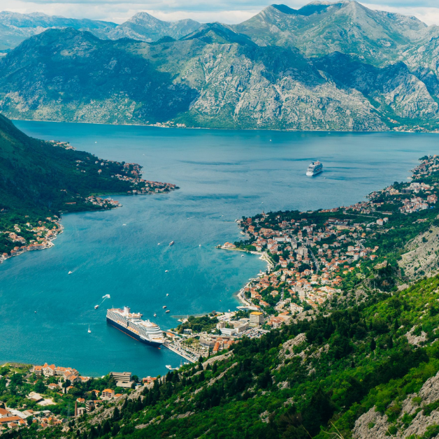 Ein Land mit Bergen, wunderschönen UNESCO-Stätten und azurblauen Gewässern, die auch für Segelanfänger geeignet sind – das geheimnisvolle und wilde Montenegro bietet alles, was Sie von einem Segelurlaub erwarten können.