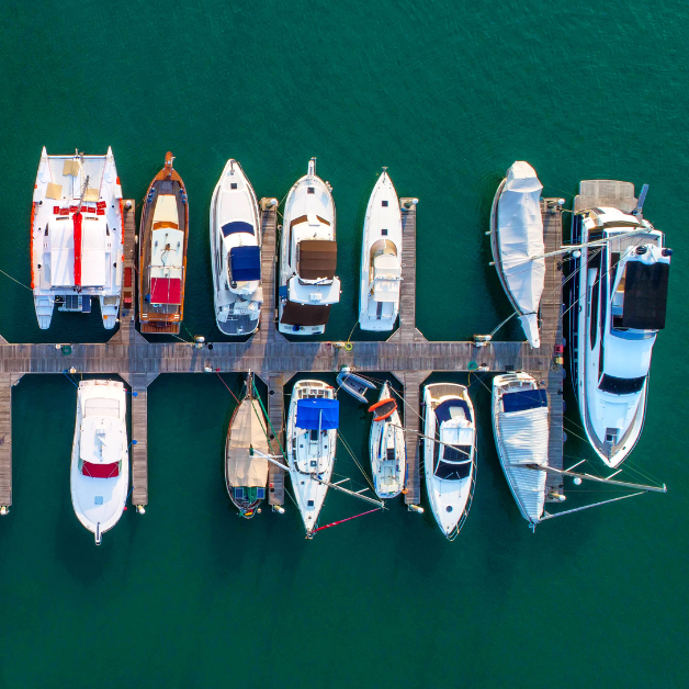 Segelbåt, husbåt, motorkatamaran, gulet - det här är bara några av de båtar som finns att hyra för din semester. Ta en titt på vår guide för att ta reda på vilka båtar du kan chartra, deras för- och nackdelar, de destinationer de är lämpliga för och vilka märken som finns där ute.