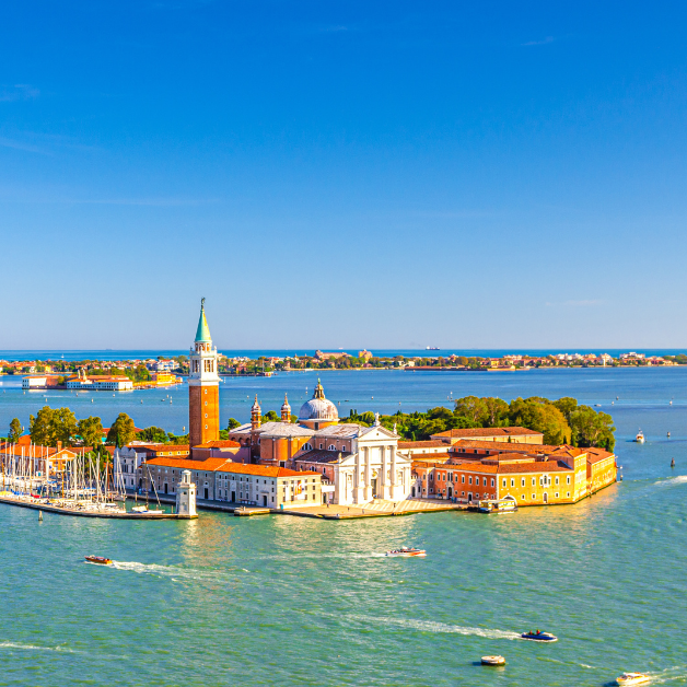 Noleggiare una casa galleggiante nella Laguna di Venezia non vi regalerà solo il romanticismo di Venezia, ma anche la tranquillità delle regioni circostanti. Allora, dove partire per la vostra crociera e quali sono i luoghi da non perdere?