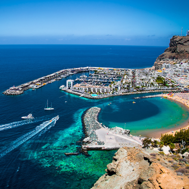 Koppla av på de berömda orterna på Kanarieöarna, gå på vandring i nationalparkerna eller ge dig ut på öppet hav för adrenalinfylld Atlantsegling.