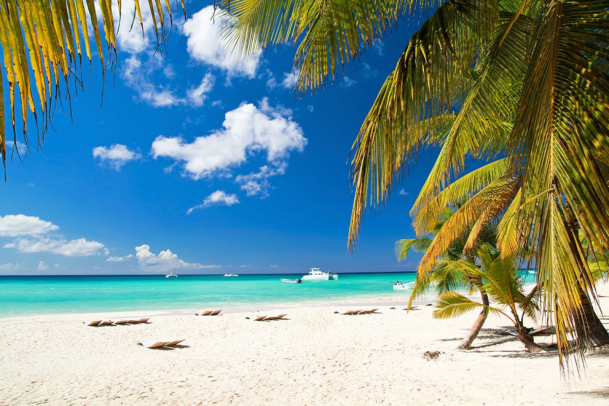 Čudovite bele peščene plaže s kokosovimi palmami, koralni grebeni in atoli z obilico rib, nedotaknjeno morje in specifična kultura, ki je ne boste našli nikjer drugje na svetu, plus tipični kubanski rum. Dobrodošli, to je Kuba.
