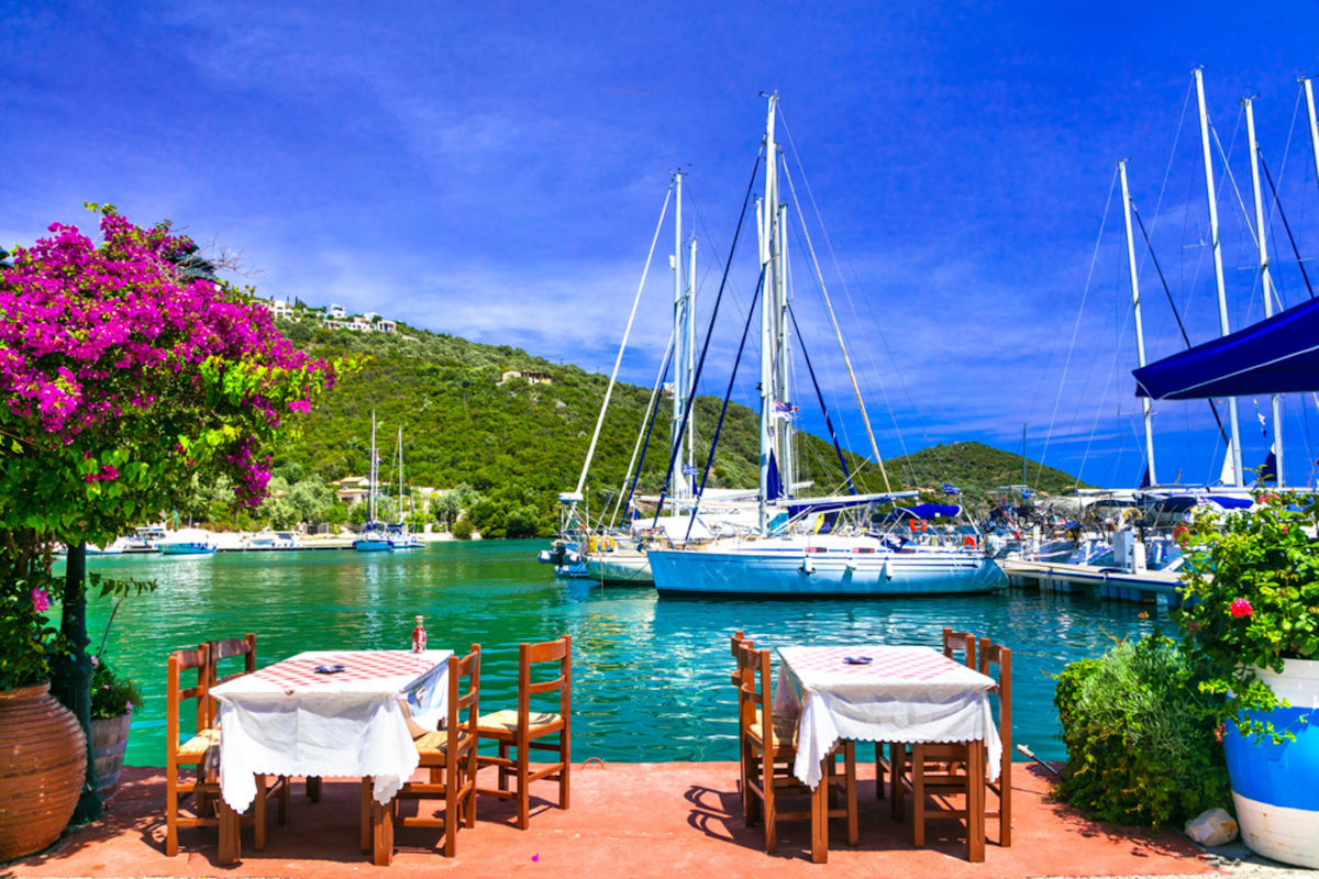 Upptäck Greklands främsta småbåtshamnar där du kan lägga till, fylla på och återhämta dig.