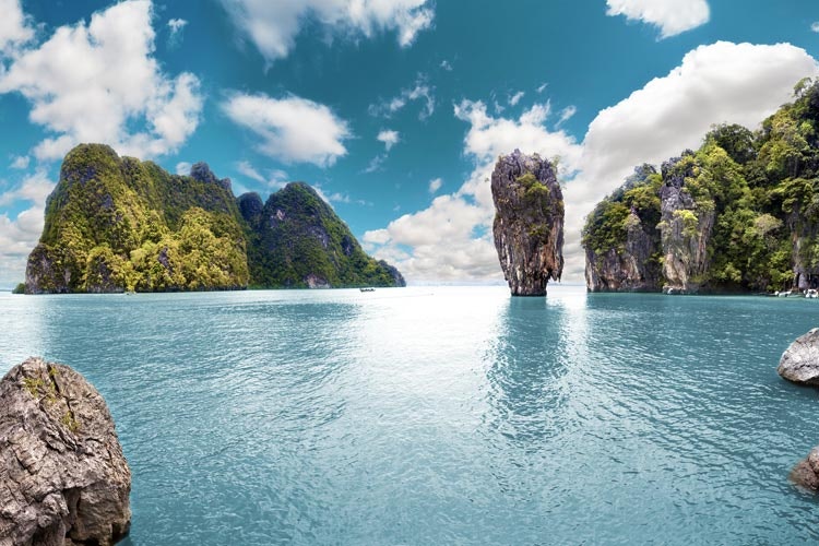 Kako izgleda jedrenje na Tajlandu? Mnogo nasmijanih ljudi, kristalno čisto more koje vrvi životom, romantični otoci, šume mangrova, slonovi i ukusna, začinjena kuhinja. Stabilno vrijeme tijekom cijele godine čini Tajland idealnom destinacijom za jedrenje.