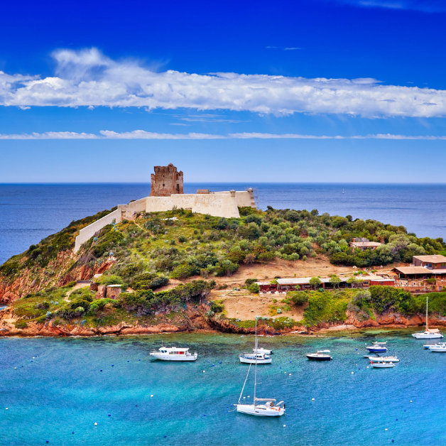 Den vilda, otämjda kusten mellan Korsika och Sardinien badar i ett djupt turkost hav och ber om att bli utforskad med båt. Höga vita klippor, slutna vikar, romantiska stränder och de magiska öarna och holarna i parken La Maddalena i Bonifaciosundet tar dig till paradiset!