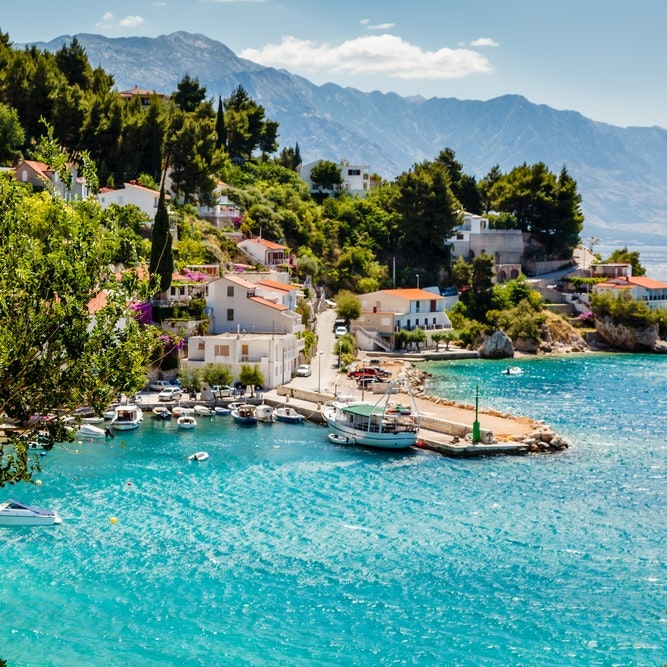 Från fridfulla öar till livliga hamnar, avskilda vikar till solkyssta stränder, imponerande nationalparker till spännande kulturfestivaler - vi avslöjar Kroatiens bäst bevarade hemligheter som varje seglare måste ha på sin radar.