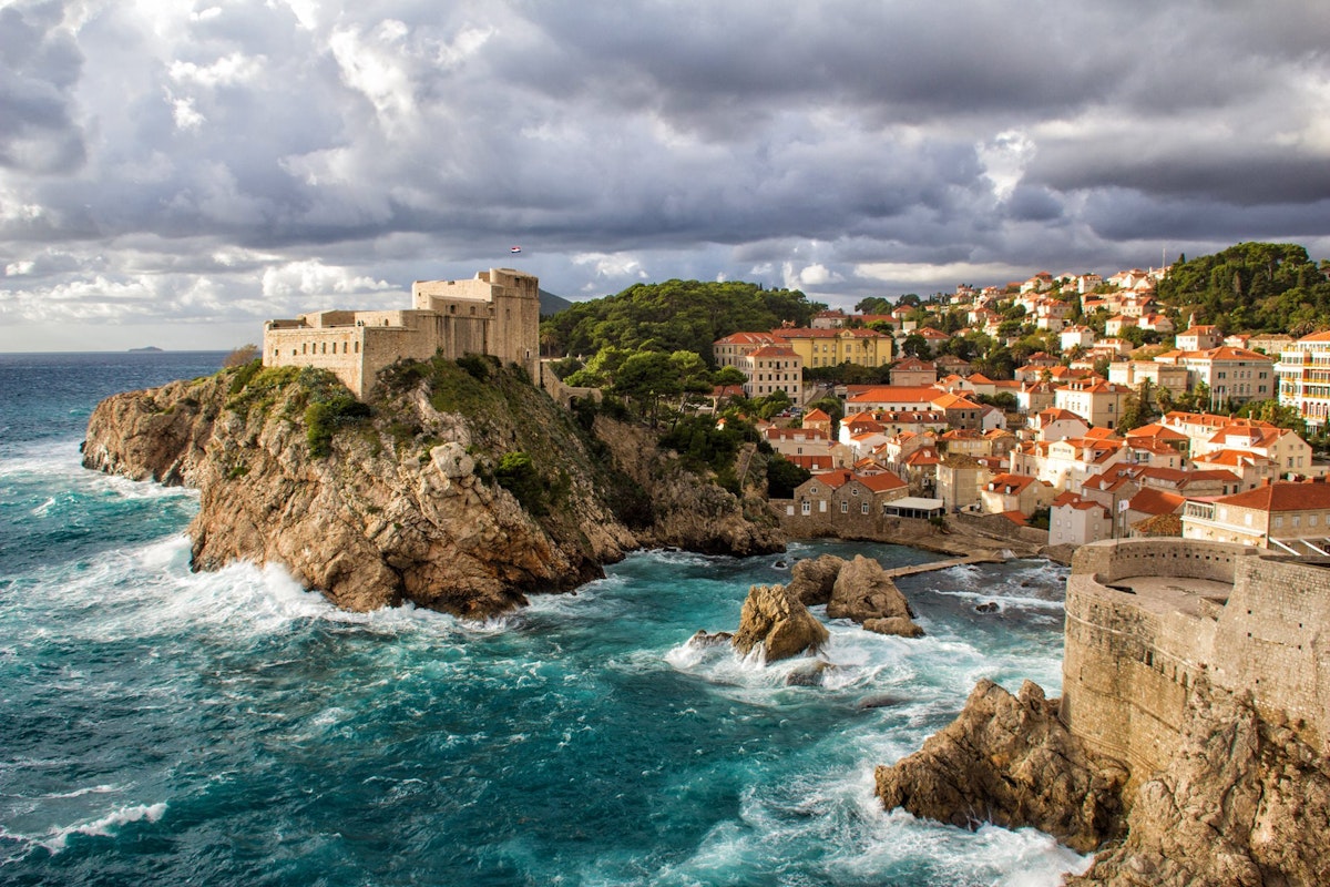 Susipažinkite su Dubrovniku – gražiausiu Adrijos jūros miestu! Uostamiestis, apsuptas masyvių sienų ir tvirtovės ant uolos.