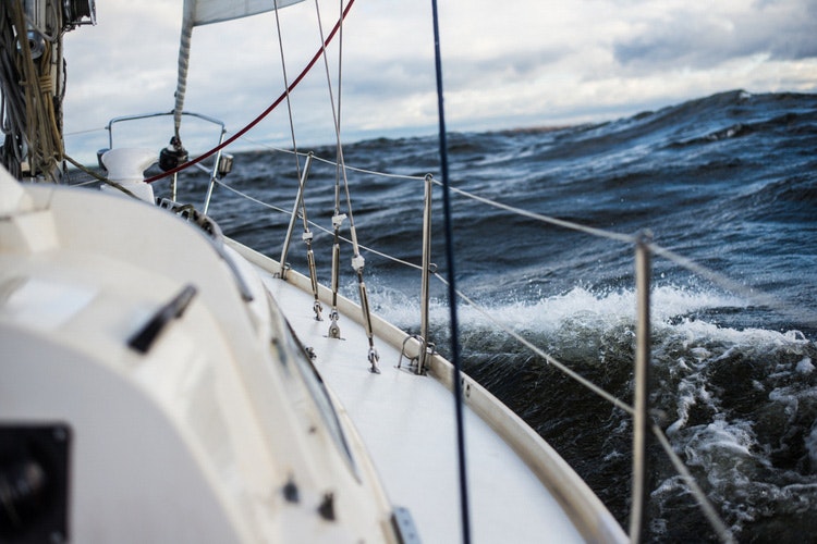Pavel Kocych är en erfaren seglare, instruktör och examinator. Han återfinns ofta på det grövre vattnet i Östersjön, där han introducerar andra entusiaster till seglingens hemligheter. Men den här gången väntade en överraskning för honom innan han ens hade gett sig ut på det otämjda nordiska vattnet.