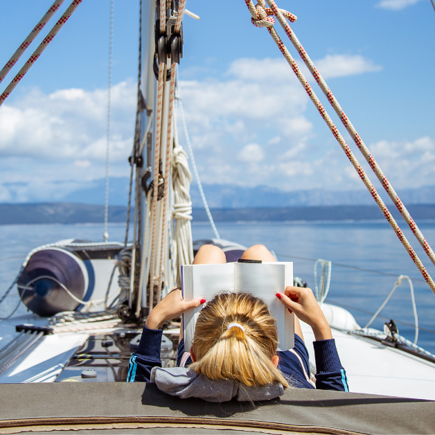 Oavsett om du seglar på öppet hav eller bara kommer i andan innan din resa, berika din sommar genom att koppla av med en fantastisk bok om färdäventyr. Vi har satt ihop en lista för dig.