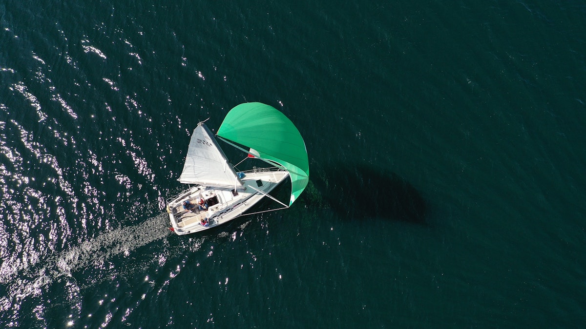 Как да плаваме с яхта при попътен вятър