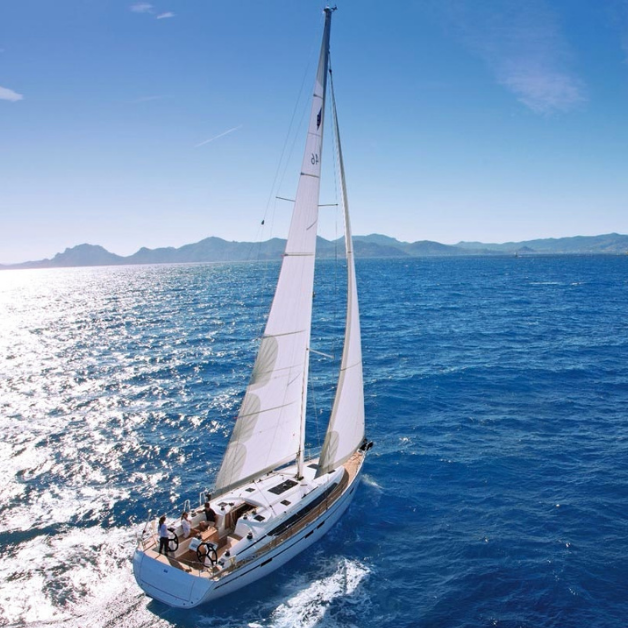 En fantastisk allroundbåt, Bavaria 46 Cruiser är en elegant, snabb, manövrerbar, välgjord och välutrustad segelbåt. Läs vår recension för att ta reda på varför den har blivit den mest populära hyrbåten för en sommarsegelsemester.