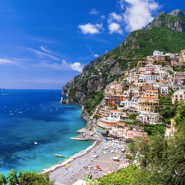 Jei planuojate plaukioti Neapolio įlankoje, nepraleiskite Amalfi miesto pietinėje Sorento pusiasalio dalyje – jo grožis ir nepaliestos gamtos aplinka užgniaužs kvapą. Kuriose vietose būtinai turėtumėte išmesti inkarą?