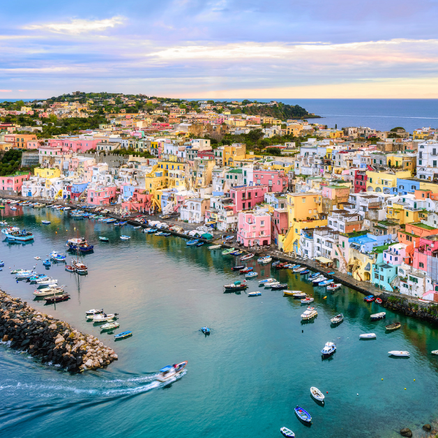 Upptäck antika romerska platser, vulkaner, vackra öar och fantastisk pizza. Både nybörjare och erfarna sjömän kan njuta av vattnet runt Neapel genomsyrat av lokal kultur, sevärdheter och naturlig skönhet.