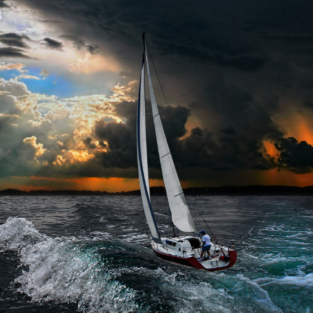 Come preparare barca ed equipaggio per una tempesta in arrivo e quali tecniche di navigazione impiegare?