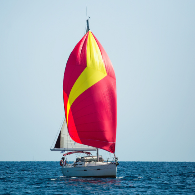Varför är det värt att hyra en gennaker med din charterbåt och vad erbjuder den jämfört med konventionella segel?
