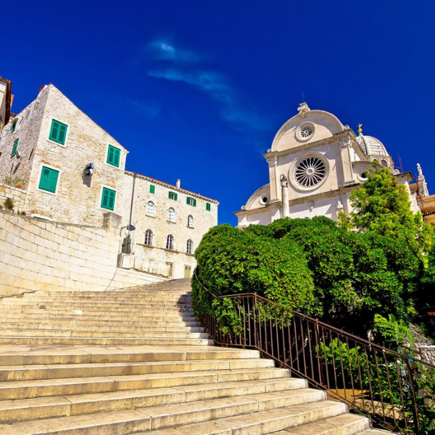 Följ med oss på en resa till den fantastiska Eufrasiusbasilikan i Poreč, St. James Cathedral i Šibenik och Trogirs medeltida centrum. Upptäck de historiska sevärdheterna du måste se i Kroatien tillsammans med praktiska tips om var du kan lägga ankar.