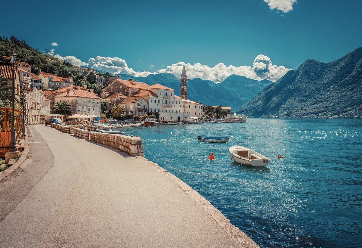Djevičanska priroda, visoke planine, kanjoni i divlje rijeke, potopljene olupine i šareni podvodni svijet. Ovo je tajanstvena i lijepa Crna Gora.