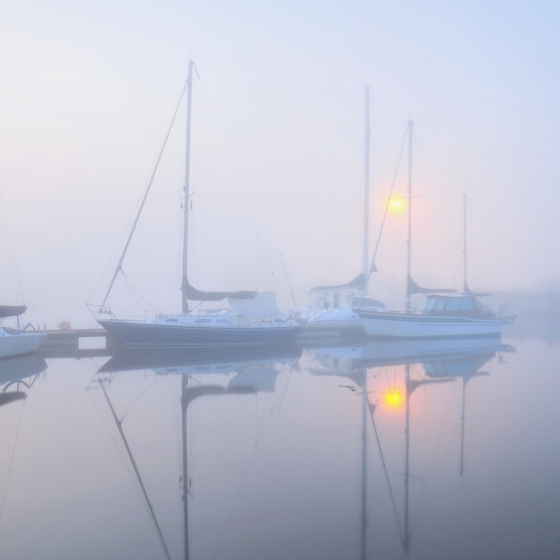 Beim Segeln im Nebel ist es wichtig, sowohl die Mannschaft als auch die Yacht zu schützen. Welche Vorsichtsmaßnahmen sollten Sie also treffen, wenn Nebel einsetzt, und welche Strategien sind am besten geeignet, um sicher durchzukommen?
