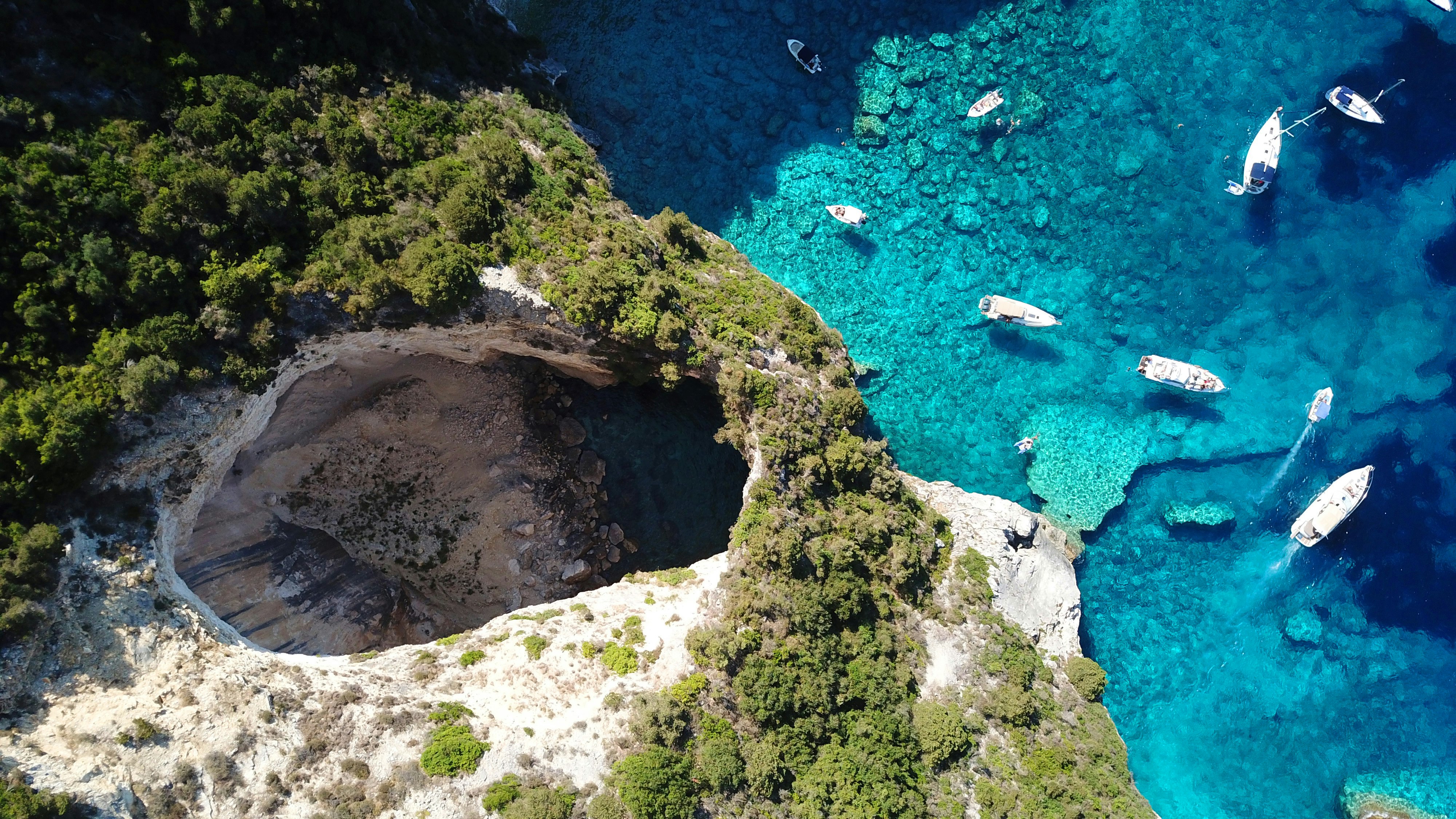 Immaginatevi su uno yacht, alla deriva sulle serene acque azzurre del Mar Ionio, dove le isole incontaminate di Paxos e Antipaxos emergono come gioielli di bellezza incontaminata e fascino tranquillo. State per salpare verso il paradiso.
