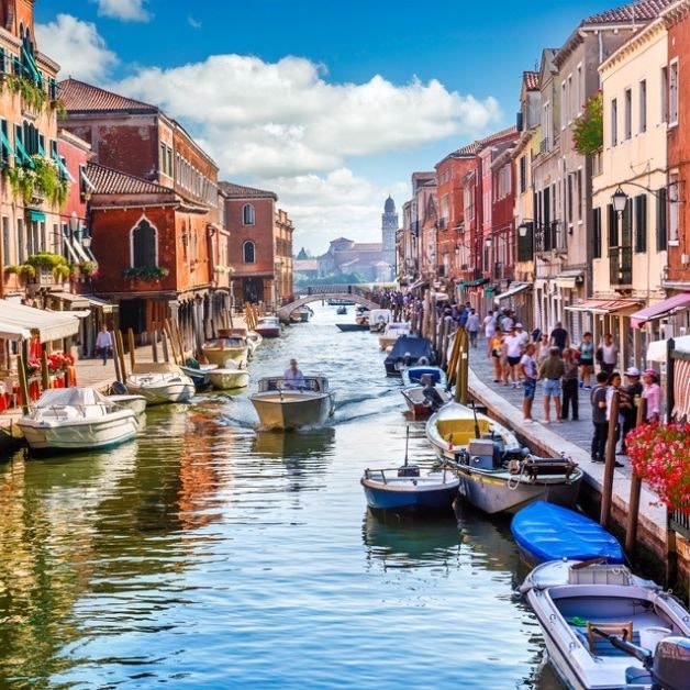 A Venezia via canale. Godetevi la vacanza più romantica che abbiate mai fatto. Visita i canali italiani e il mare allo stesso tempo.