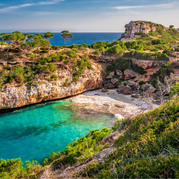 Le Isole Baleari sono la destinazione perfetta per la navigazione. Mare invitante, spiagge da sogno, città pittoresche, siti UNESCO e riserve naturali sono tutto ciò che serve per una fantastica vacanza in barca.