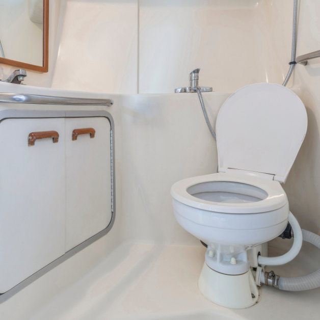 Οι πελάτες μας μας ρωτούν συχνά πώς λειτουργεί η τουαλέτα σε ένα σκάφος. Γι' αυτό έχουμε ετοιμάσει ένα ξεχωριστό άρθρο για το θέμα για να απαντήσουμε στις πιο συχνές ερωτήσεις.