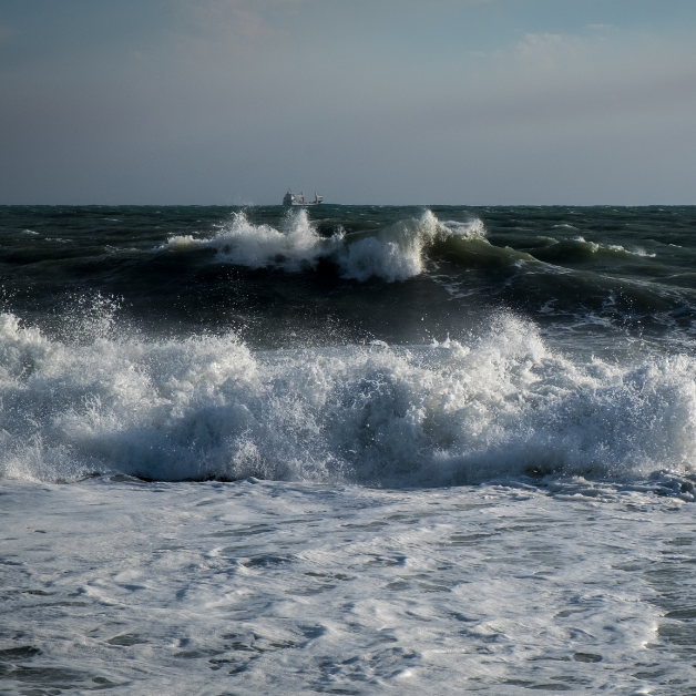 Südwestliche bis westliche Winde sind typisch für den Norden Korsikas, die Küste Frankreichs, Italiens und die Adria. Wie segelt man bei starkem Wind?