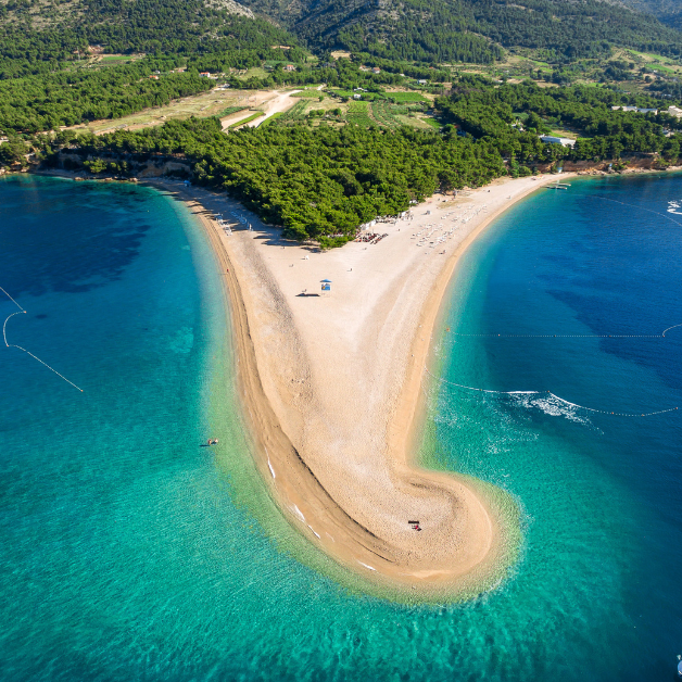 Το Zlatni Rat (ο Κεράτιος Κόλπος) ψηφίστηκε ως η πιο όμορφη παραλία της Κροατίας το 2009 και την επισκέπτονται εκατομμύρια τουρίστες κάθε χρόνο. Γιατί να συμμετάσχετε μαζί τους;