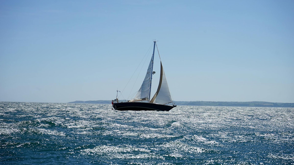 Pri plavbe v bočnom vetre je dôležité nastavenie plachty. Poradíme vám, ako to urobiť.