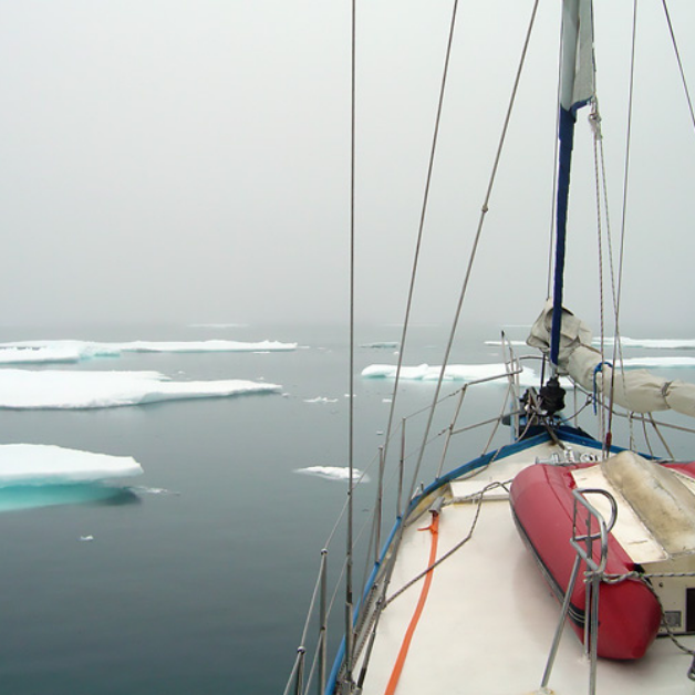 Jiří Zindulka beskriver en dramatisk seglingsexpedition mellan Grönland och Island i isens hårda grepp. Hur fastnade han mellan stora isflak? Och skulle hans stålsegelbåt kunna överleva deras angrepp?