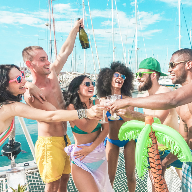 Fester ombord på en båt är fantastiska och en integrerad del av sommarupplevelsen. Men du måste alltid tänka på att du är till sjöss, vilket har sina egna begränsningar och risker. Så, hur kan du ha en fantastisk fest utan att utsätta besättningen för risker?