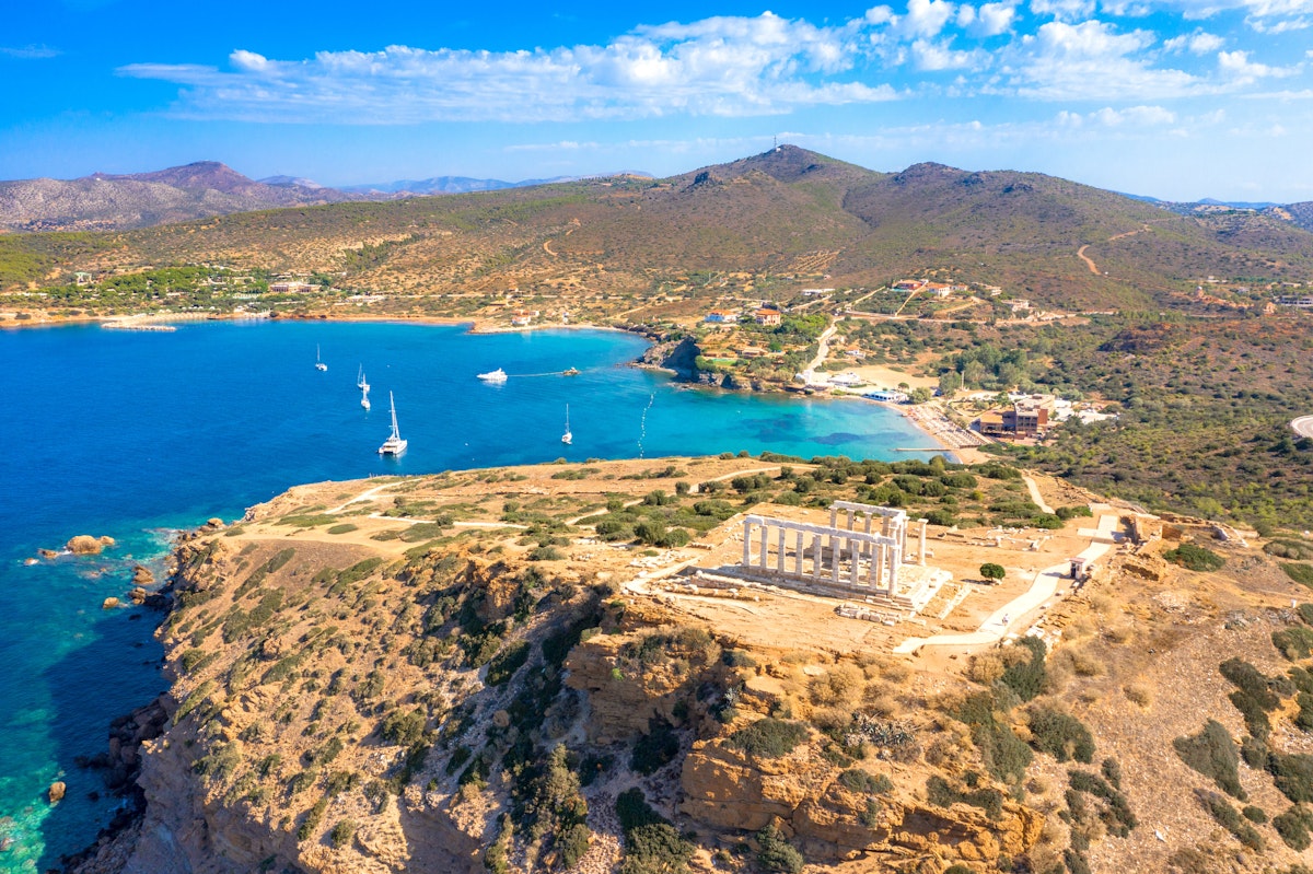 Objevte nezapomenutelné historické skvosty Řecka, které můžete navštívit během plavby. Udělejte si zastávku v prověřených marínách a poznejte ikony starověku.
