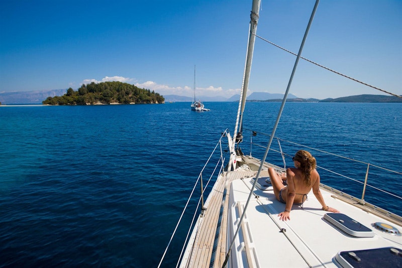 Basta con le spiagge affollate: sperimentate il massimo del relax, navigando in barca a vela. È molto più facile ed economico di quanto si pensi. Provate qualcosa di nuovo e lanciatevi nell'avventura della vostra vita!