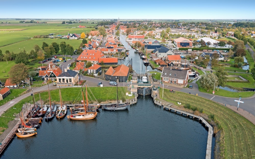 Κατευθυνθείτε στις όμορφες πόλεις της Φριζίας Friesland (Friesland), μια περιοχή στα βόρεια της Ολλανδίας με πλούσια εμπορική και ναυτική παράδοση.