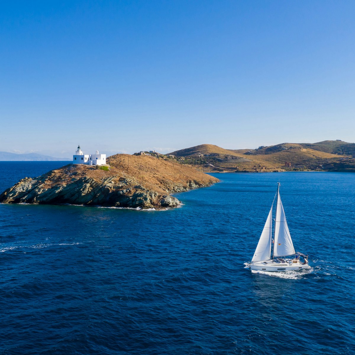 Sätt segel på ett äventyr och upptäck den oöverträffade skönheten hos några av de mest fängslande öarna i Egeiska och Joniska havet.