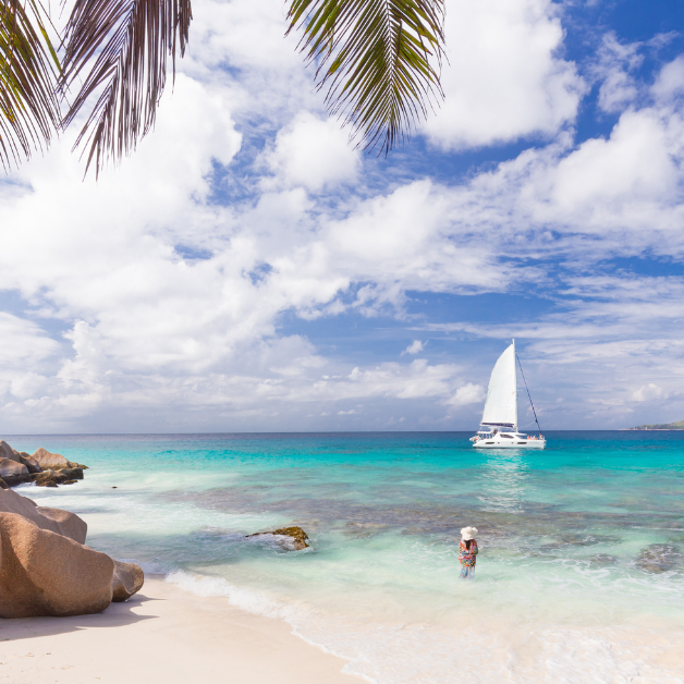Hollywoodské hvězdy vyhledávají Seychely kvůli nádherným opuštěným plážím a soukromým ostrovům, díky plachetnici ale máte soukromí prakticky všude. 