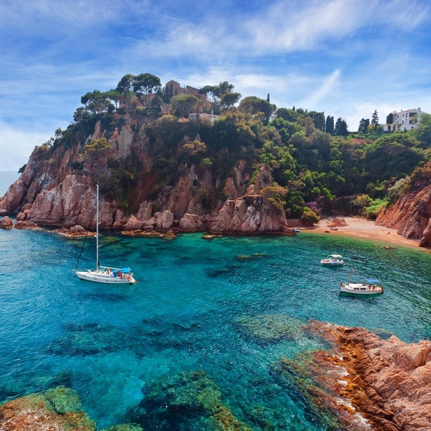 Sail into the waters of the Kingdom of Spain. The season here is endless and the conditions are ideal, especially for more experienced sailors.