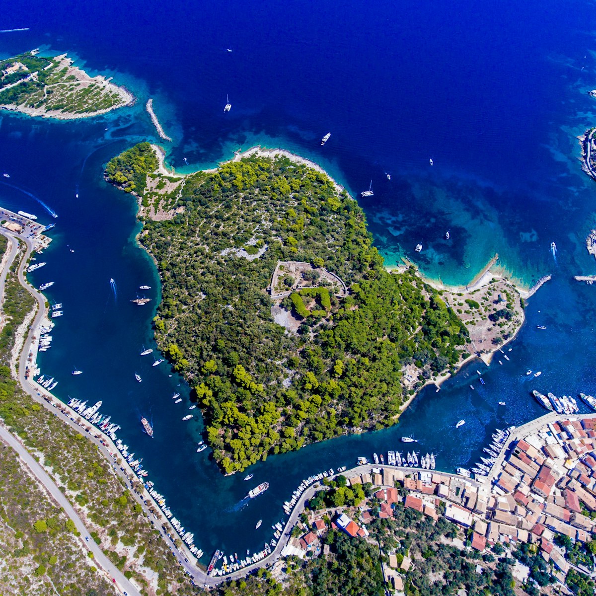 Ga naar de verborgen juweeltjes van de Ionische Zee vanuit de best beoordeelde jachthavens van onze klanten