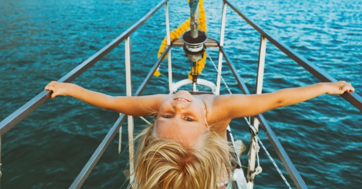 Ta med barnen på båtturer. Här är några tips om hur man överlever på en båt med barn.