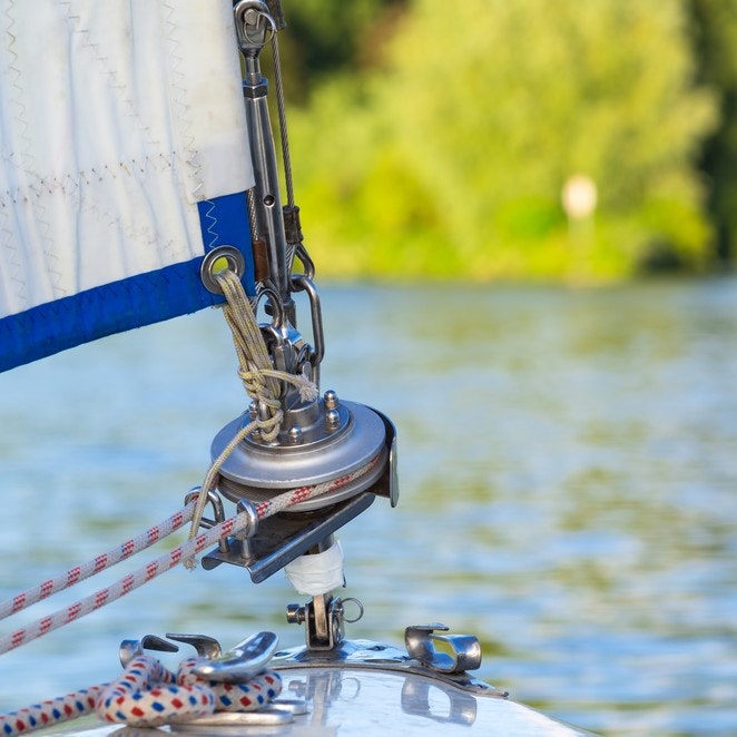Lär dig att trimma seglen ordentligt och få ut det mesta av dina seglingsäventyr.