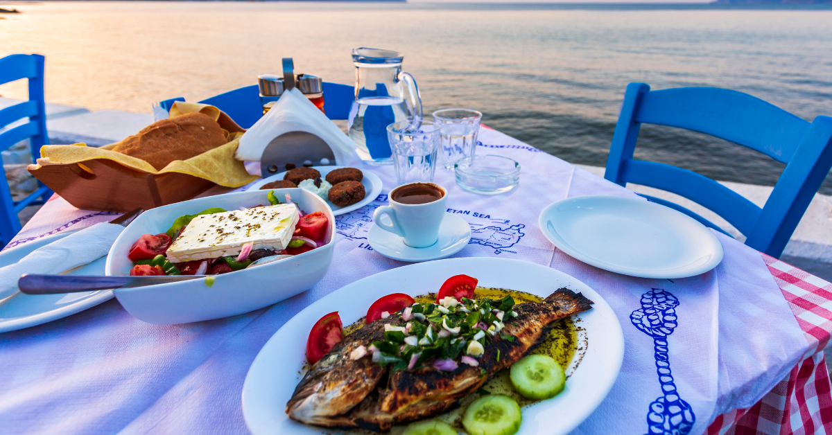 Grekland, en av de mest populära yachtdestinationerna, handlar inte bara om det turkosa vattnet, de vita husen med blå tak och de vänliga människorna, utan också den fantastiska maten.