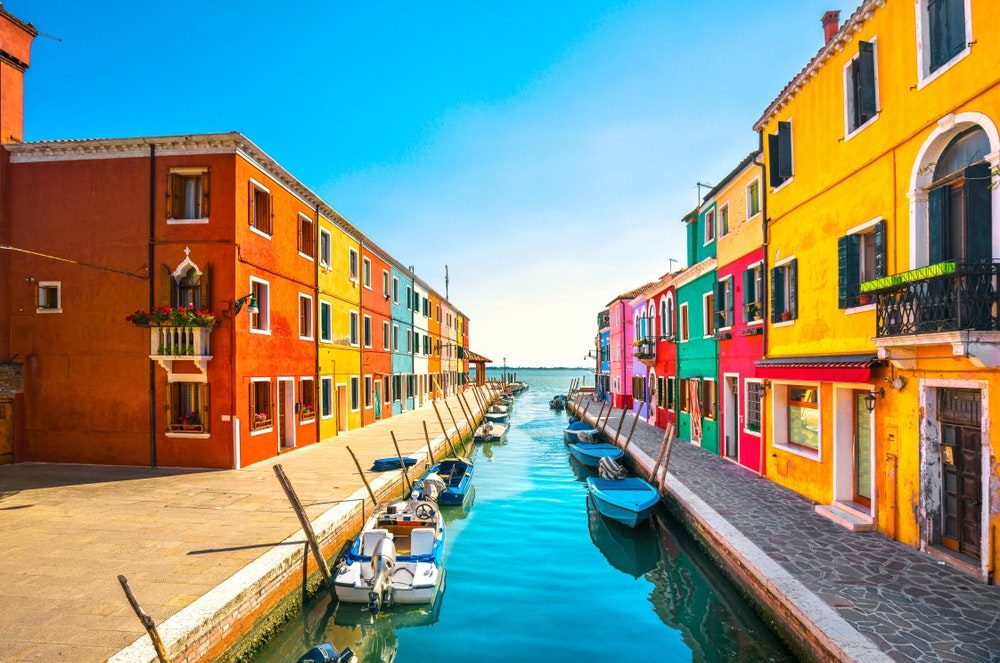 Sebbene Venezia sia il simbolo dell'intera laguna veneta, non è l'unico luogo che attende la vostra visita. Durante la vostra crociera, dovreste esplorare anche diverse isole minori che vi affascineranno con la loro atmosfera diversa e unica.