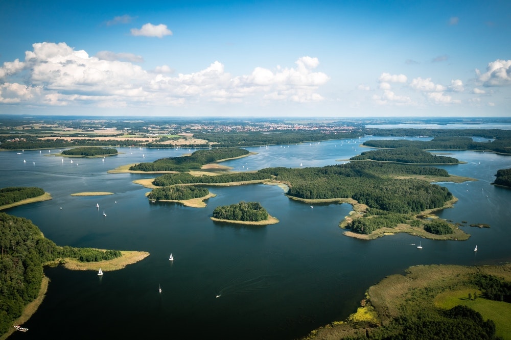 Masuria - la regione dei mille laghi è un paradiso per le barche. 25 grandi laghi collegati da canali, fiumi e baie offrono di tutto. Inoltre, è a breve distanza dalla Repubblica Ceca.