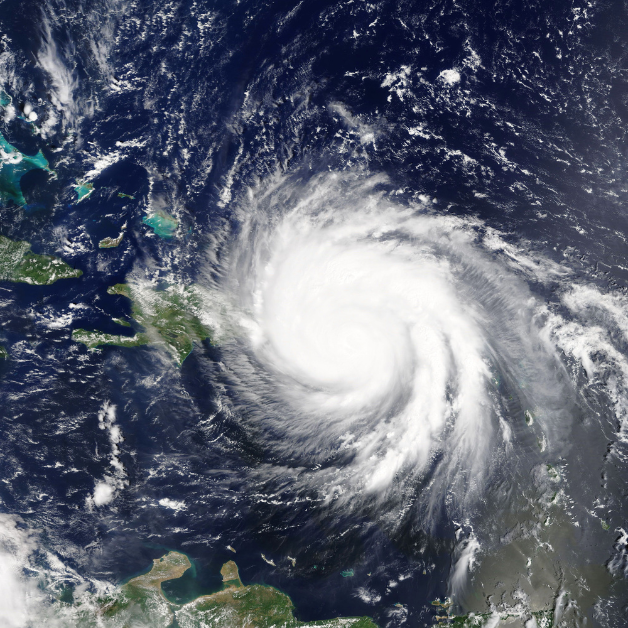 Orkaner ger skyfall, höga vågor och otroligt kraftiga vindar. Så, hur bildas de och varför? Vilken tid på året är orkansäsongen på exotiska seglingsdestinationer? Och hur förbereder man sig för ankomsten av denna förrädiska tropiska storm?