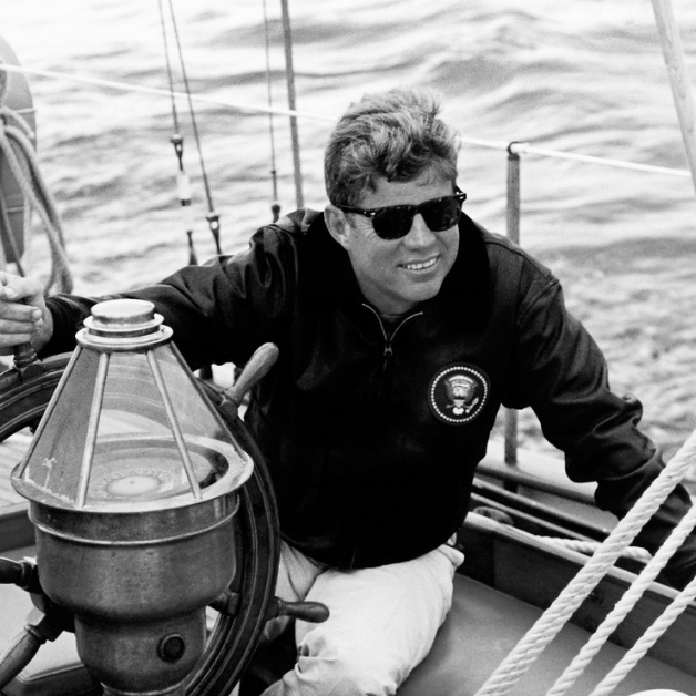 Det är inte vanligt att en person utmärker sig inom så olika områden som politik och yachting. President John Fitzgerald Kennedy är exceptionell i detta avseende.