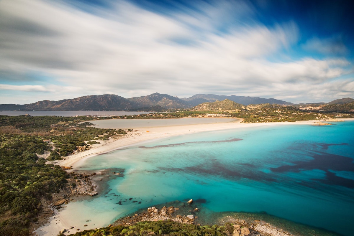 Divoké vetry, tajomné veže, romantické rybárske mestečká a exotické pláže na vás čakajú na samom juhu Sardínie.
