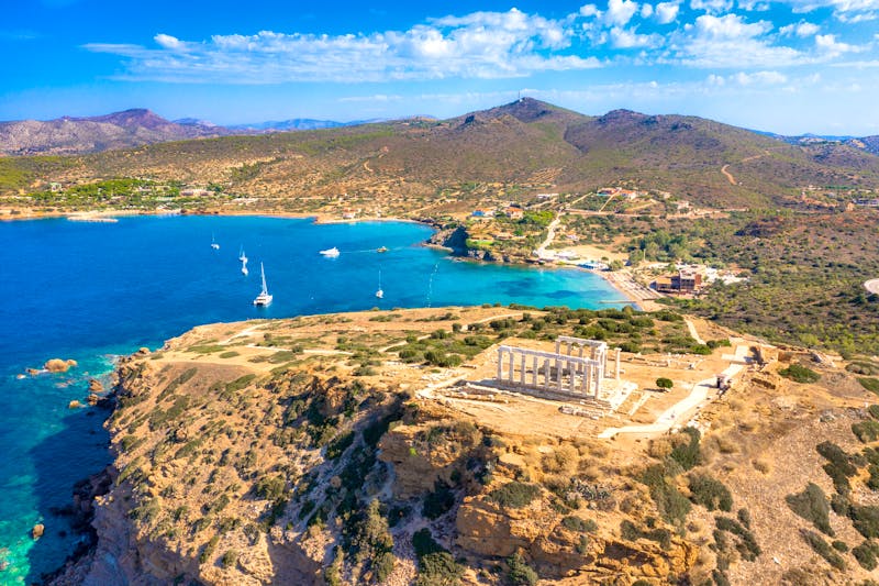 Entdecken Sie die historischen Sehenswürdigkeiten Griechenlands, die Sie während Ihres Törns besuchen können. Machen Sie Halt in den bewährten Yachthäfen und entdecken Sie die Ikonen der Antike.