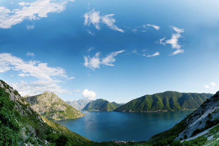 Αν και αυτή η βαλκανική χώρα δεν είναι μεγάλη σε μέγεθος, γίνεται όλο και πιο δημοφιλής στους ναυτικούς. Και δεν αποτελεί έκπληξη, δεδομένης της εκπληκτικής φυσικής ομορφιάς και των εντυπωσιακών πόλεων.