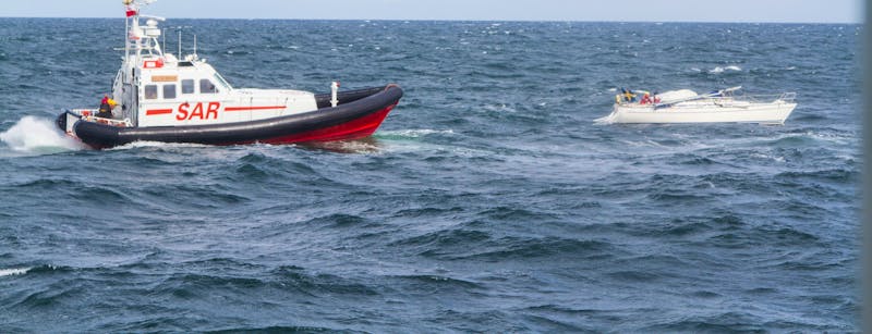 Scoprite i consigli di sicurezza essenziali per le emergenze in barca e gestite le sfide come un marinaio professionista.